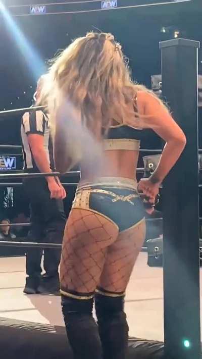 Tay Conti from ringside
