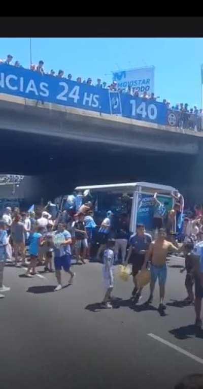 menos mal se salia solo a celebrar