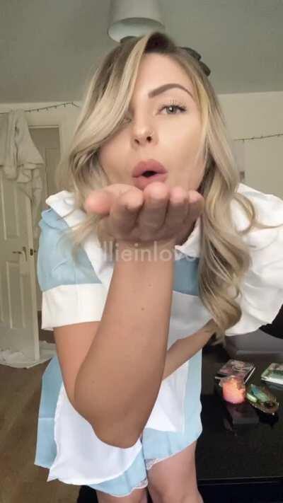 Alice in Wonderland, I found some magic dust.. wanna see what it does? 🤗💓