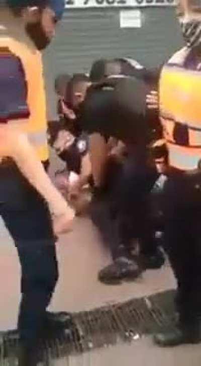 Policia de Lanus reprime a los comerciantes que quieren trabajar