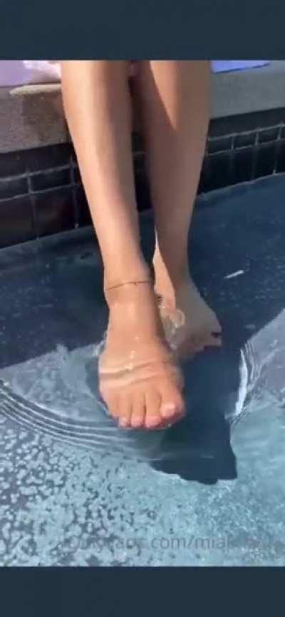 Mia Khalifa wet Feet & Soles
