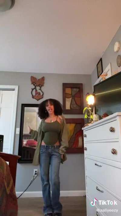 Busty [aaliyeezy]