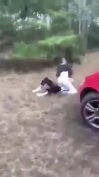 “At least I don’t got 15 bodies” Brunette beats the shit out of blonde