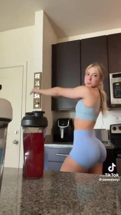 DAMN! This PAWG has a thick bubble butt 🤤🍑