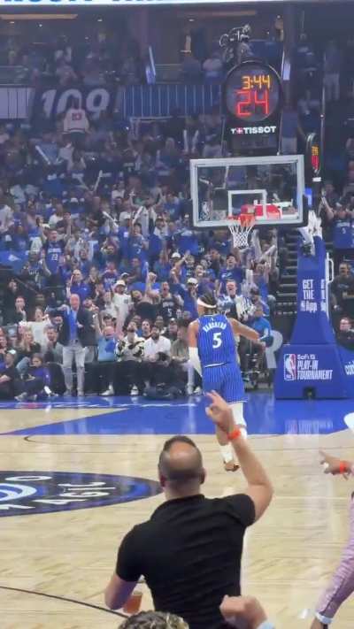 [All-Access] The Kia Center in Orlando gets loud as Paolo Banchero drains a 3-pointer. The Magic have a 17-point lead in the 1st quarter.
