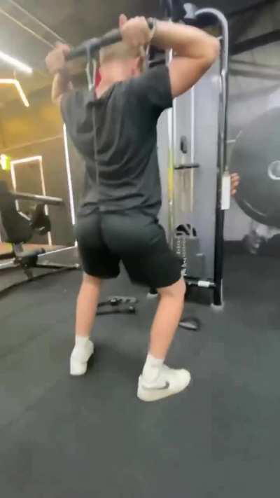 Avaliem execução de triceps francês por favor