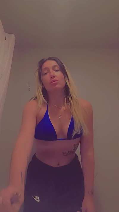 A trip from LAX, she took some coke probably Wait 'til we leave Dubai then show her Coke body 🫠😅🫡🤣