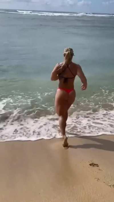 Titan Games winner Dani Speegle on vacation [gif]
