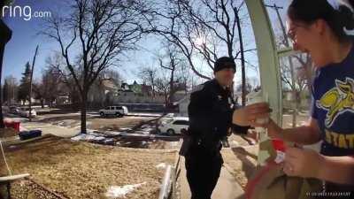 Officer finishes DoorDash delivery in Tea, South Dakota after delivery driver was arrested for warrants