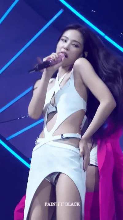Jennie under lips 💋👅 She's daaaaaaaaaaaaaaamn sexy in this outfit. EVERYONE DREAM GIRL 😻💖
