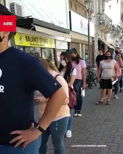 Abrió una cafetería en la ciudad de Santa Fe y hubo cola de una cuadra para entregar cvs