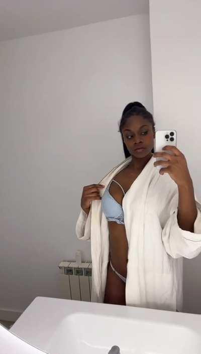 She a baddie she showing her panty