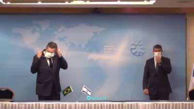 Nós precisamos que coloque a máscara