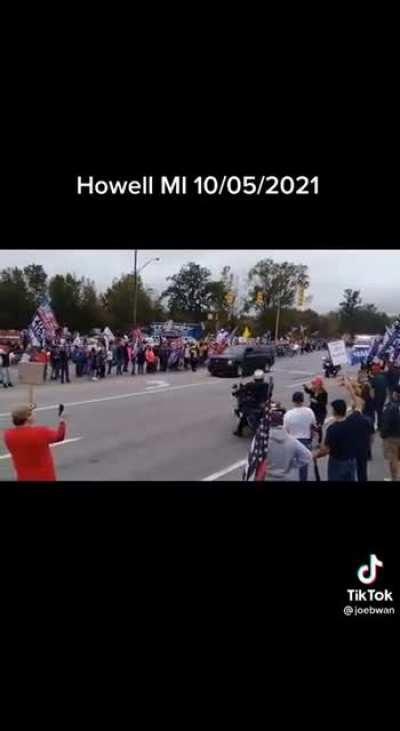 Sleepy Joe gets a warm “Trump” welcome in Howell, MI…