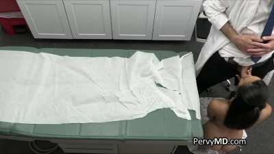 Sexy patient milks doctors dick