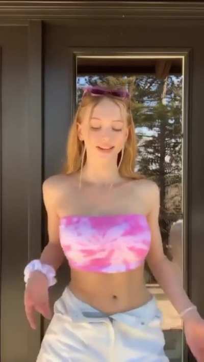 Does someone have this vid but HD? This is one of the best of her belly dances (Throwback). Peak abs and physique right there🤌🏻