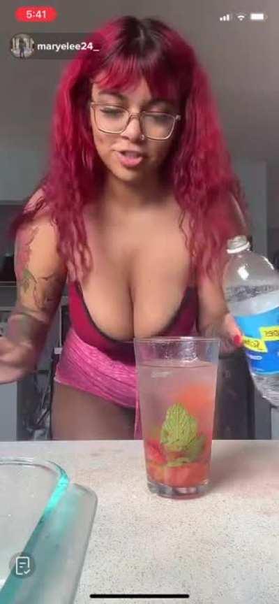 Thicc latina milf makes a drink
