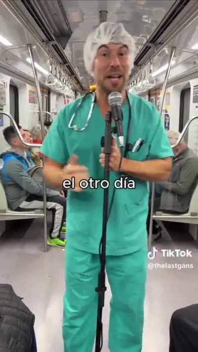 Stand up médico en el subte no le da resultado