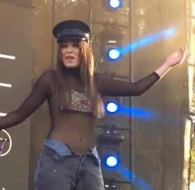 Hailee Steinfeld is so hot 🔥