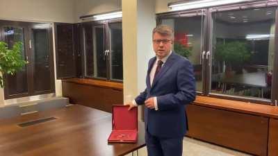 Глава МИД Эстонии в ответ на кувалду Пригожина отправил в Гаагу наручники и заявил, что там они будут ждать основателя ЧВК «Вагнера»