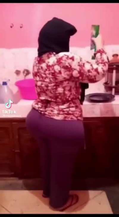 Arab Curvy Aunty