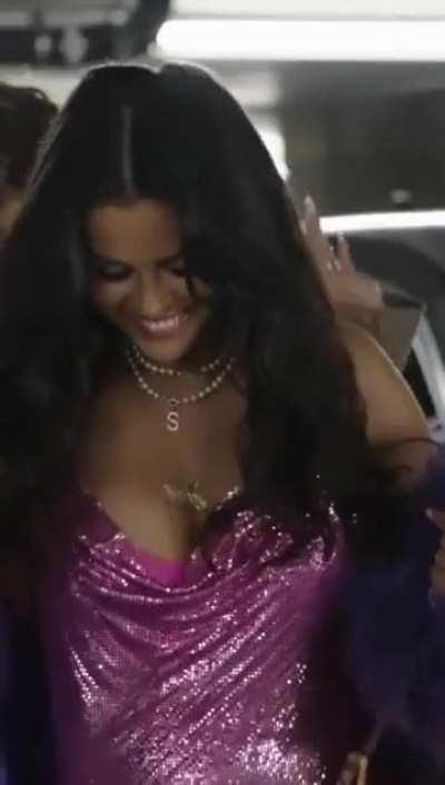 Selena’s boobs bouncing in slowmotion in ‘Single Soon’