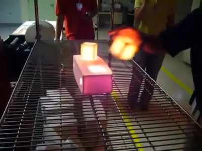 Термопластины космических челноков имеют настолько низкую теплопроводность, что их можно брать руками почти сразу после пребывания в печке с температурой 2200°С.