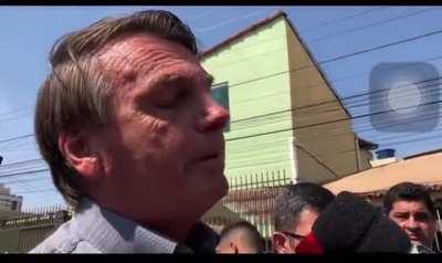 A jornalista Julia Affonso perguntando ao presidente Bolsonaro por que ele recuou do veto do orçamento secreto