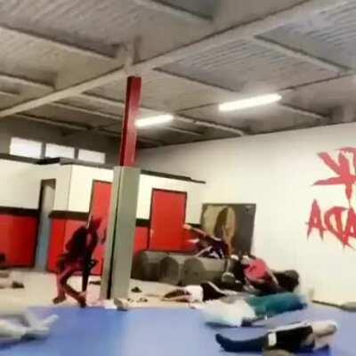 El fag chat cuando ponen una canción de Cazzu