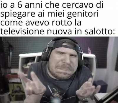 Praticamente c'è stato un contatto col telecomando della wii e la TV mentre stavo giocando a bowling su wii sport