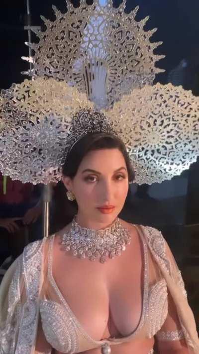 Cant control when NORA FATEHI post her huge boobs