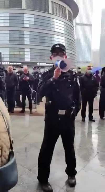 12月13日，浙金中心维权现场，警察疑似使用AI眼镜对群众进行识别抓取个人信息。