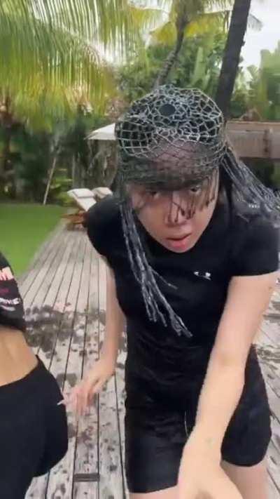 230502 Lee Young Ji (youngji_2002) YouTube Shorts Update with Yujin - I AM Challenge (ft. Earth Arcade Cast)