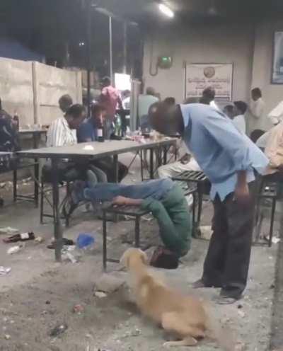 Omul e căzut în cap....