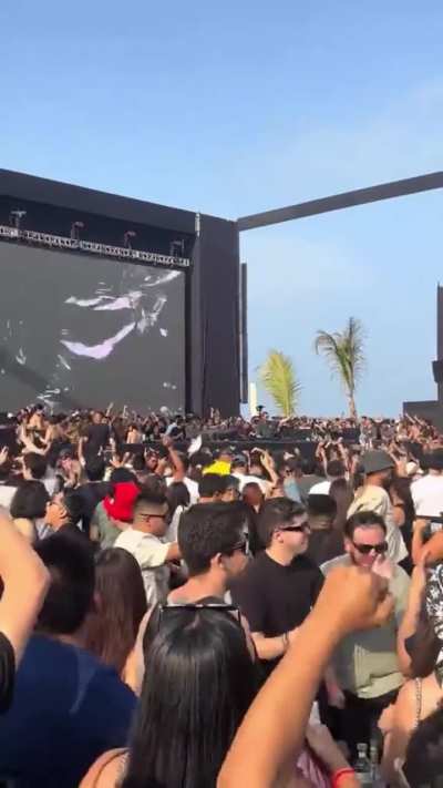 Random video I stumbled upon at a recent festival in my country. I think it’s easy to spot 𝙬𝙝𝙤 is on 𝙬𝙝𝙖𝙩