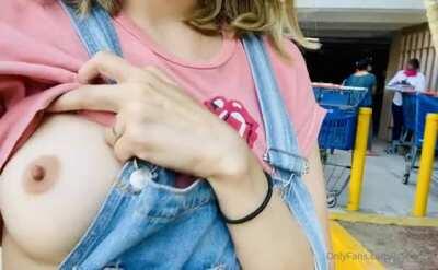 La bunni3gg en el parqueo