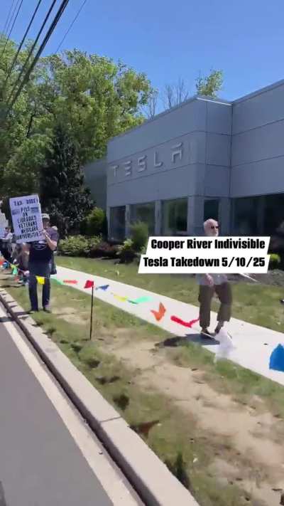 Over 400 people  protested against Tesla today in Cherry Hill NJ today. Not my video, mute it. The music is awful