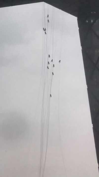 Look at the workers swaying ! Strong winds this afternoon in Beijing, China 🇨🇳 30 May 2024