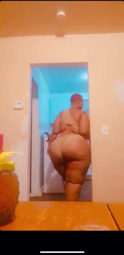 I hate to see her go but I love to watch her leave 😏