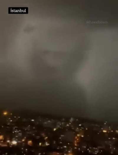 İstanbul'da İnsana Benzeyen Bulut