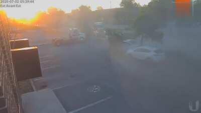 Автобот испытывает исправность тормозных магистралей у любителей специальной олимпиады по скоростному заезду на загородной трассе ранним утром