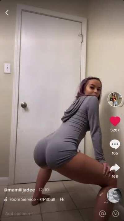 Cutie 🥰 with a big booty🥴