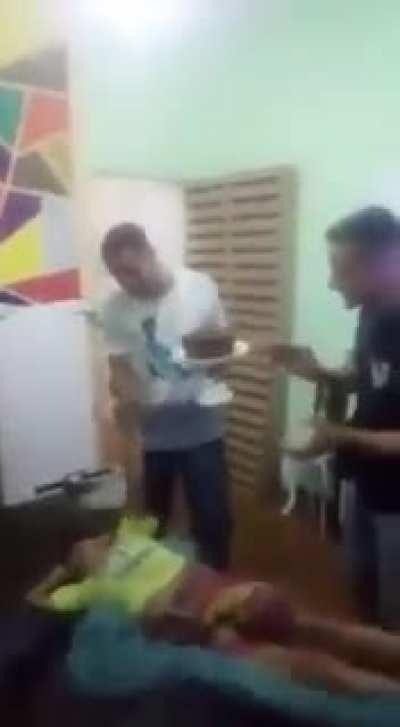 Que porra de aniversário me deixa mimir em paz