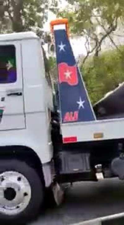 Batmóvel sendo rebocado kkkkkkk