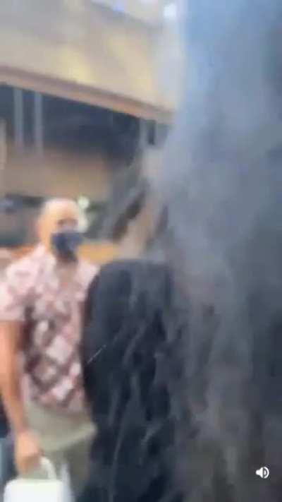 Selena taking photos with fans today 🔥😍