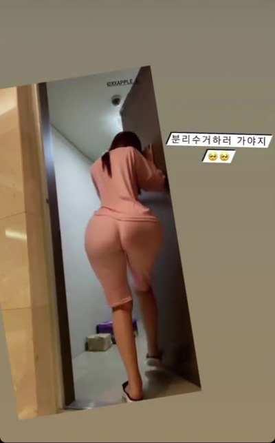 Damn that looks good even in sweats 🍑🥵