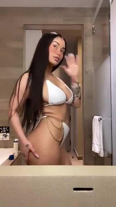 Alguien que tenga contenido de ella?