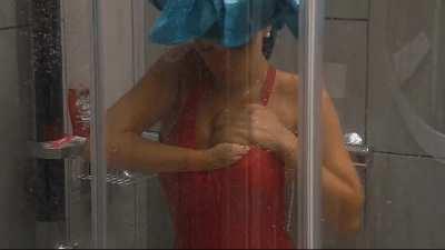 Evelyn Burdecki beim Duschen