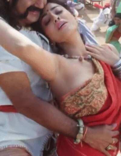 Seems Like Shriya Saran is Overwhelmed by that touch 🥵💦🤤