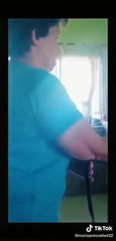 Mis viejos: ni se les ocurra traer un perro a esta casa! Mis viejos ahora: